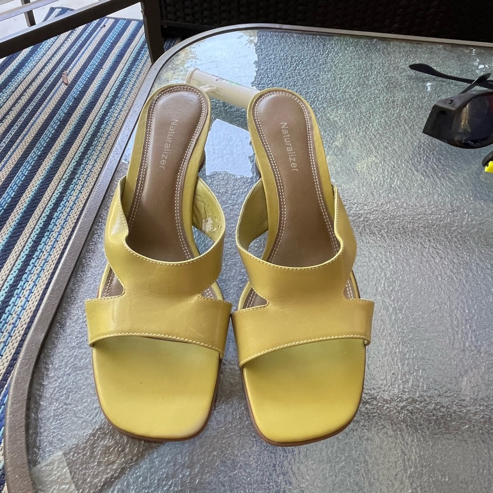 Naturalizer sandals light green color